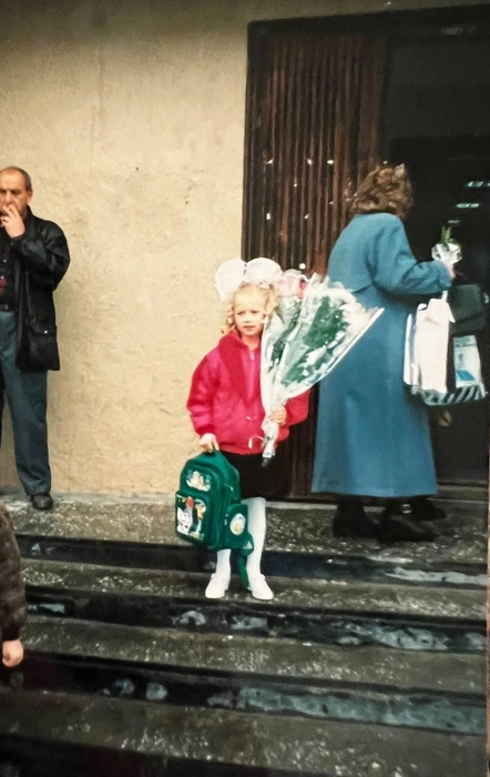 В школу девочка пошла уже 8-летней | Источник: Кристина Черкасова / T.me