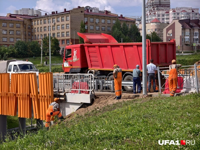 На мосту работают и техника, и люди | Источник: Булат Салихов / UFA1.RU