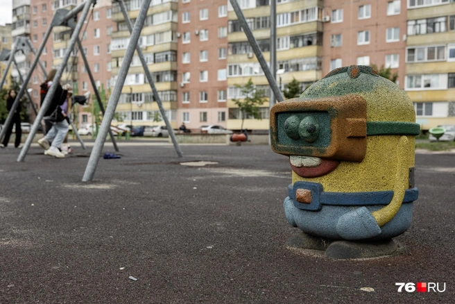 Не обошлось без «творчества»: фигурку миньона частично перекрасили | Источник: Александр Куренной / 76.RU
