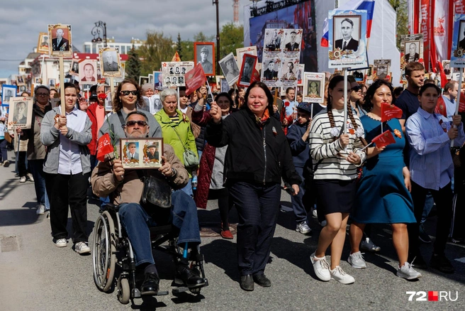 В руках&nbsp;— таблички с именами родственников или флаг | Источник: Ирина Шарова / 72.RU 
