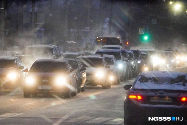 Сегодня утром многие предпочли автобусы | Источник: Евгений Софийчук / NGS55.RU