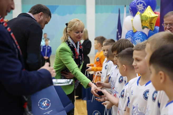 Самым юным футболистам вручили подарки и значки клуба