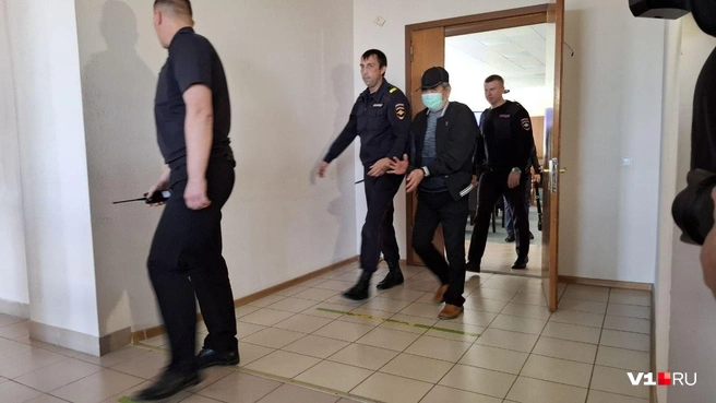 В Волгограде началось пятое заседание по делу Александра Пака, задавившего на BMW многодетную мать | Источник: Тимофей Крылов / V1.RU