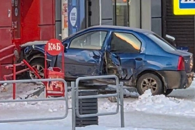 79-летний водитель врезался в магазин в Челябинске