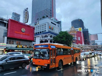 При том что город весьма современный, на улицах встречаются вот такие старенькие милые автобусы | Источник: Алина Ринчино / «ИрСити»