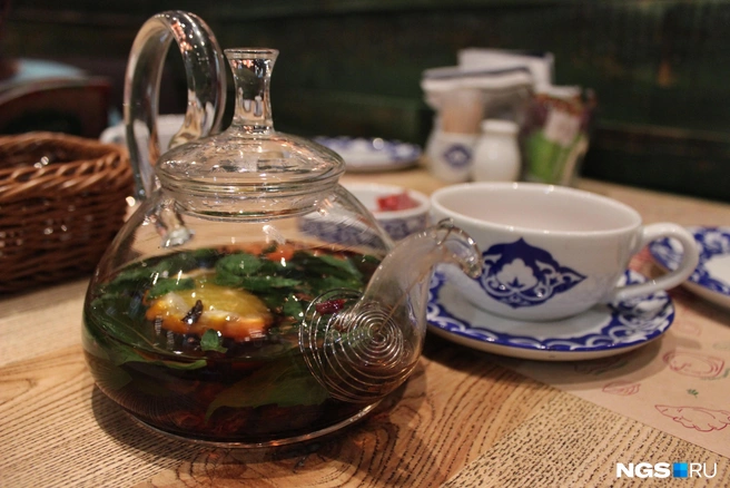 Некрепкий чай с лимоном после бани — то, что доктор прописал! | Источник: Станислав Соколов / NGS.RU