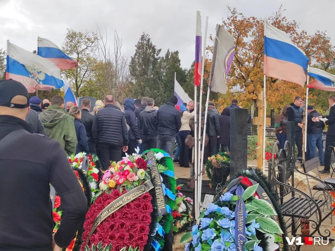 Не все убитые горем близкие смогли в третий раз проститься с ним у могилы | Источник: Денис Гусаков / V1.RU