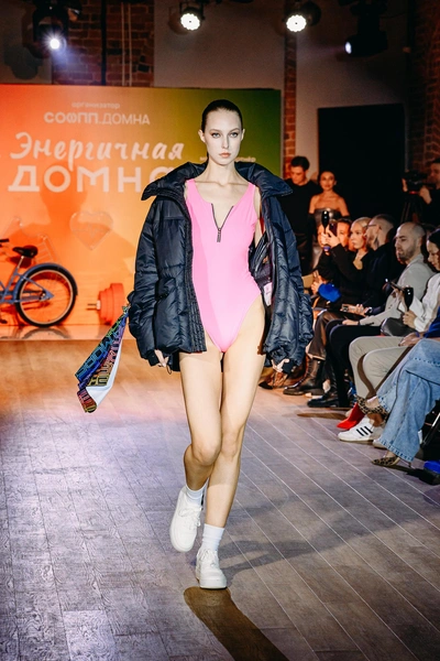 Модельеры продемонстрировали как одежду для тренировок, мотоспорта, бассейна и зимних видов спорта, так и вещи, которые можно интегрировать в повседневный гардероб | Источник: СОФПП