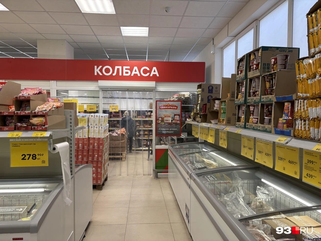 В магазине плитка вместо бетонного пола  | Источник: Екатерина Подымова / 93.RU