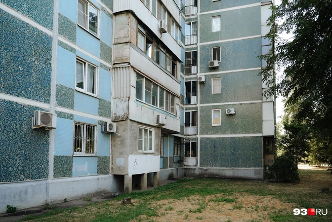 Стены домов отделаны мозаикой для уменьшения нагрева поверхности | Источник: Дарья Паращенко / 93.RU