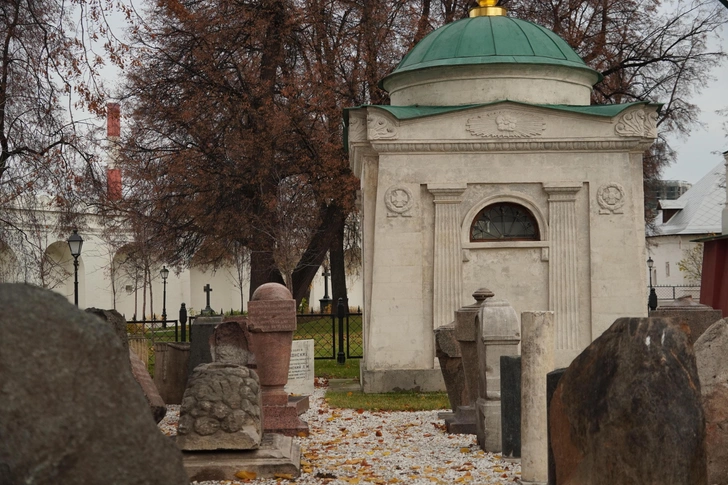 Загадочные склепы, ангелы и плакальщицы: 3 самых красивых кладбища Москвы