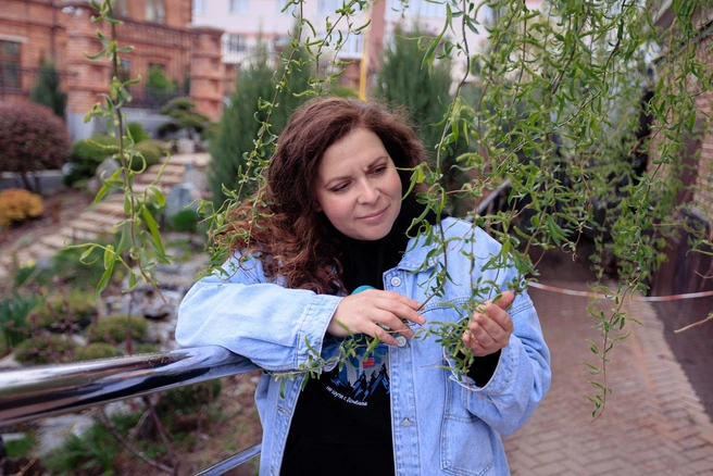 Каждый год Мария приходит к этой иве — осенью она скидывает листья позже остальных деревьев | Источник: Денис Полуэктов