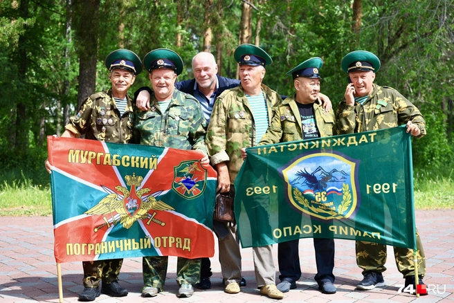 Бывшие сослуживцы с гордостью разворачивали свои знамена | Источник: Михаил Шилкин