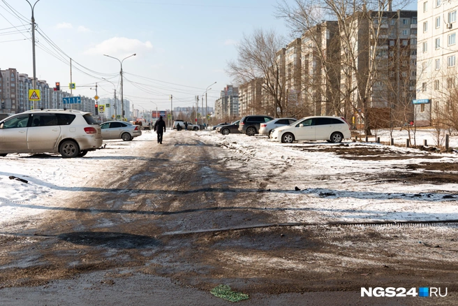 Буквально через дорогу немного похуже | Источник: Мария Ленц / NGS24.RU