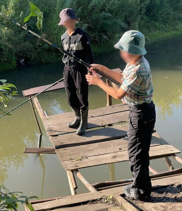 С папой ребята рыбачат | Источник: Николай Олегович