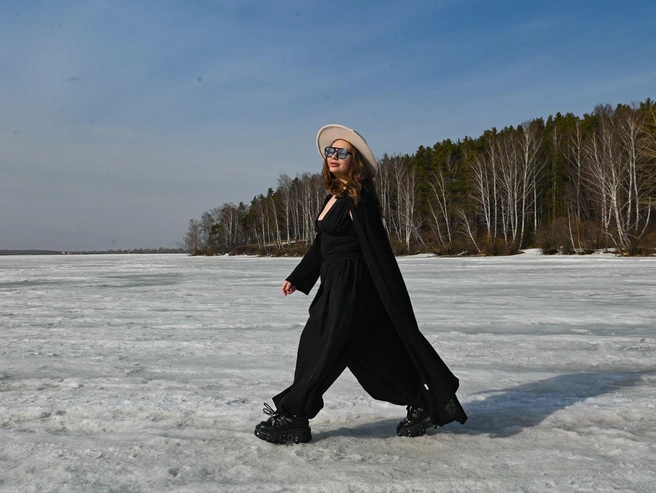 Екатерина Цейвальд пока не решается полностью открыть пляжный сезон | Источник: Дмитрий Емельянов / E1.RU
