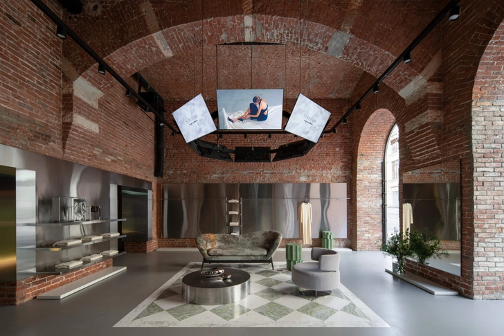 Люстра из экранов и 6-метровый потолок: флагманский бутик Nude Story в Москве | mydecor.ru