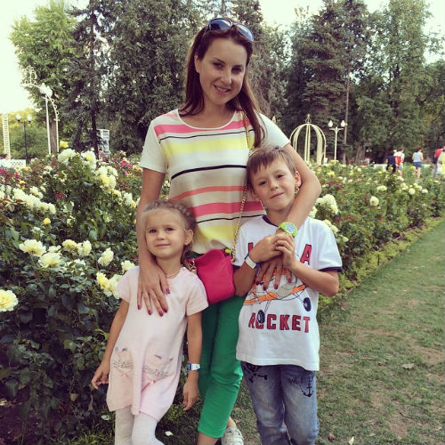 Ирина Слуцкая с дочкой Варварой и сыном Артемом