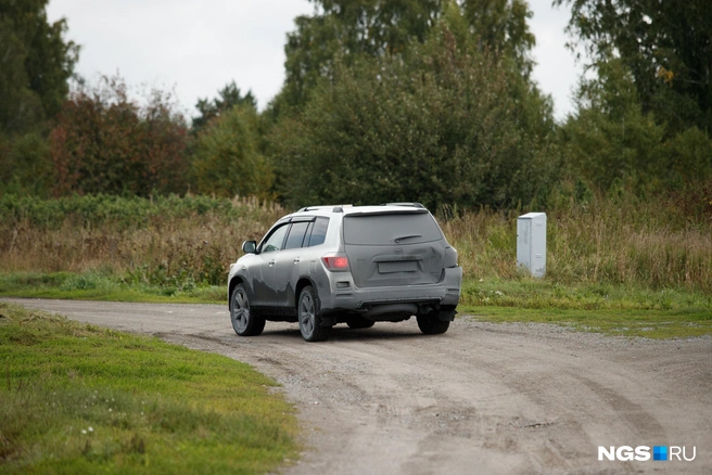 Такими машины приезжают по единственной дороге, ведущей в деревню,&nbsp;— все в угольной пыли | Источник: Андрей Бортко / NGS.ru