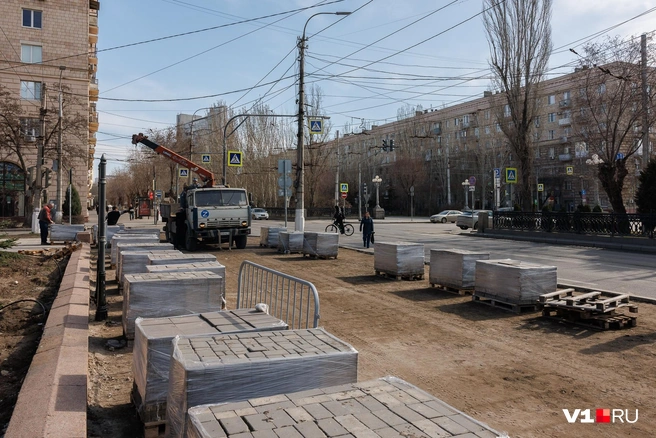 Зона проведения работ почему-то не огорожена от пешеходов | Источник: Алексей Волхонский / V1.RU