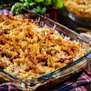 Вместо лазаньи: сытная запеканка с макаронами и сосисками на скорую руку