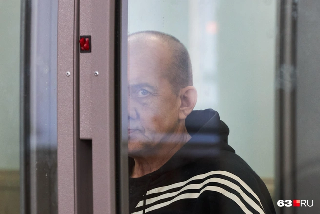 Весь судебный процесс убийца пытался спрятаться от камер | Источник: Роман Данилкин / 63.RU