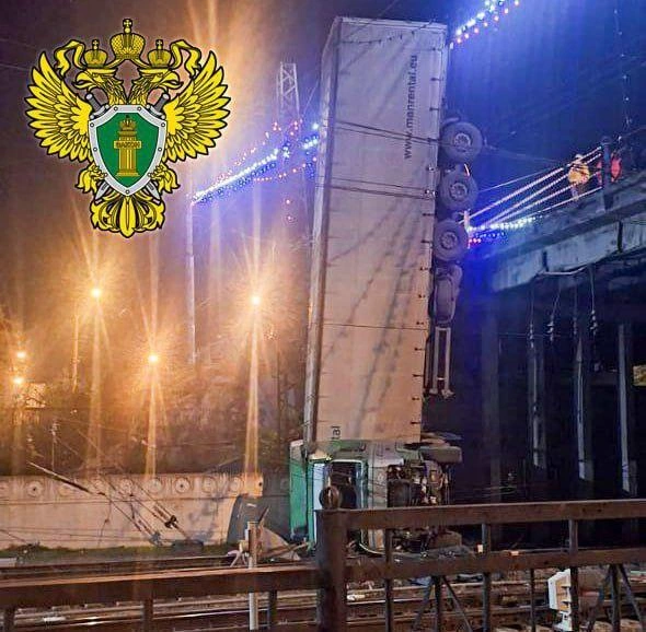 В Симферополе грузовая фура упала с моста на железнодорожные пути | Источник: Южная транспортная прокуратура