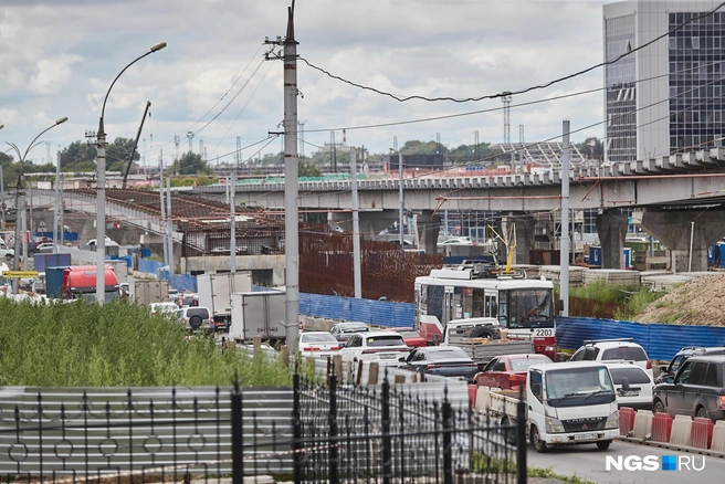 Из-за строительства моста площадь Труда реконструировали, от кольца осталась половина | Источник: Александр Ощепков / NGS.RU