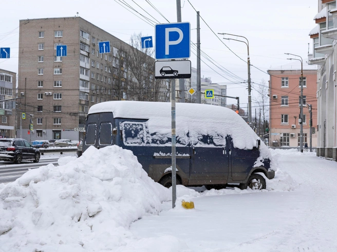 В районе Толубинского моста парковки также не были убраны | Источник: Артем Бауман / 76.RU