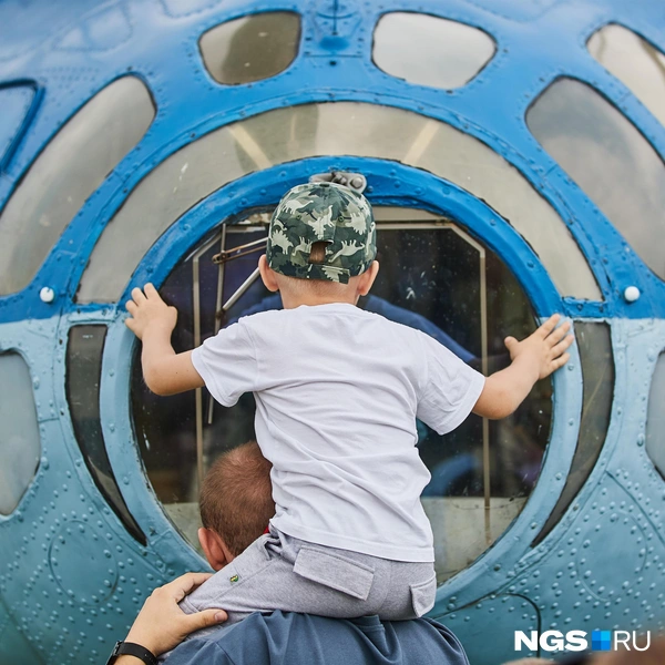 Многие пришли на авиашоу с детьми  | Источник: Александр Ощепков / NGS.RU