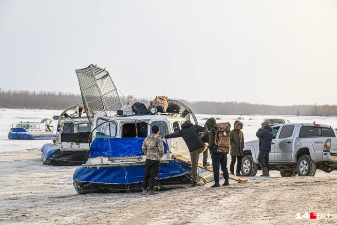 Суда на воздушной подушке перевозят всё, начиная от чемоданов и заканчивая «грузом 200» | Источник: Олег Федоров / 14.RU