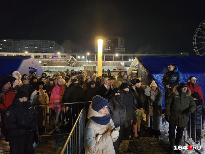 Пока длился обряд освящения воды, у входа скопилась огромная очередь | Источник: Семен Коротов-Майбах / 164.RU