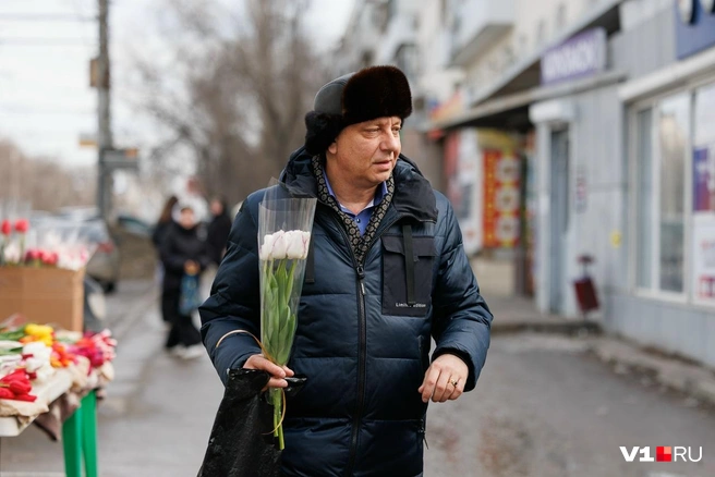 Пройти мимо этой красоты и не взять букет, пусть и скромный, невозможно | Источник: Алексей Волхонский / V1.RU