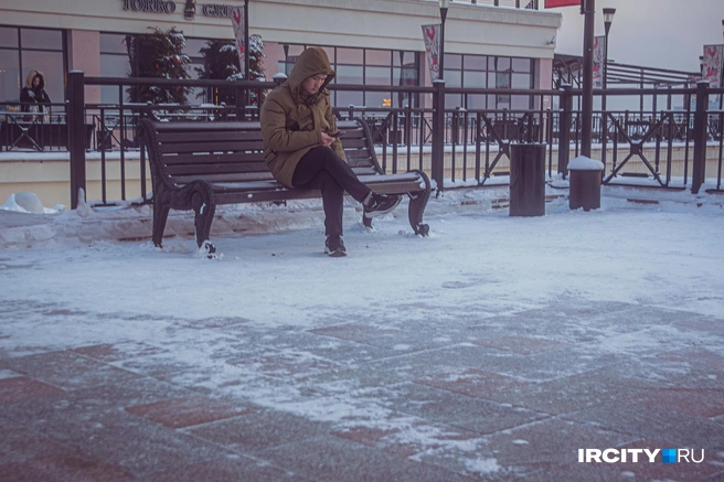 Вот вам лайфхак, как сидеть на промёрзшей скамеечке! | Источник: Арсений Чекмарев / IRCITY.RU