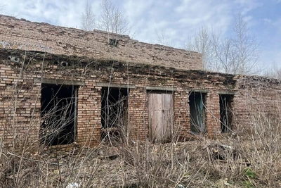 Прокуратура обязала обезопасить заброшенную баню без дверей и окон