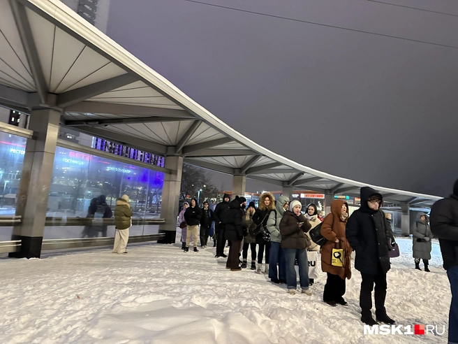 Очередь на автобусы у станции метро «Партизанская» | Источник: Андрей Кузнецов / MSK1.RU