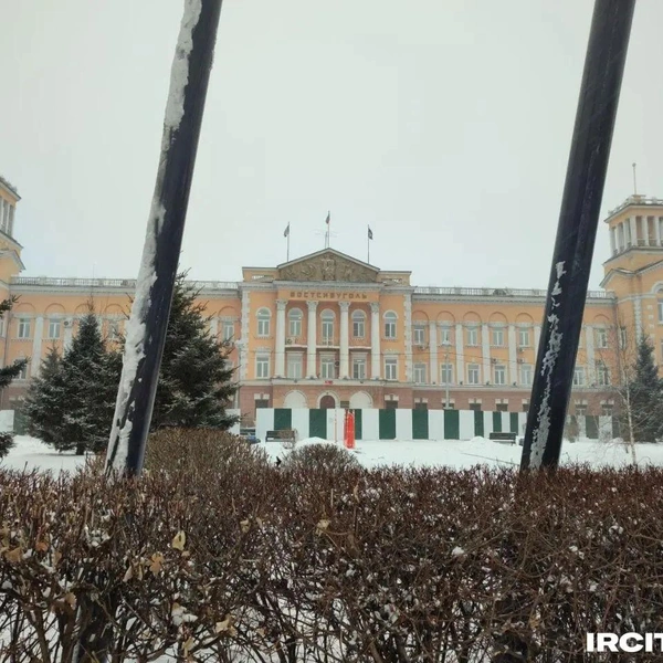 А затем появились черные столбы по периметру | Источник: Даниил Конин / «ИрСити»
