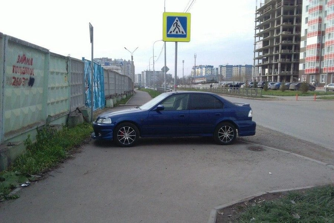 Чёткая парковка для чётких водителей. Нечёткие пешеходы проходят мимо | Источник: Антон Шестаков