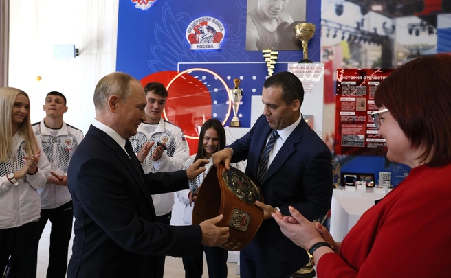 На открытии Международного центра бокса в Лужниках в 2022 году Умар Кремлев вручил Путину боксерский пояс — с надписью «Национальный лидер» | Источник: Kremlin.ru