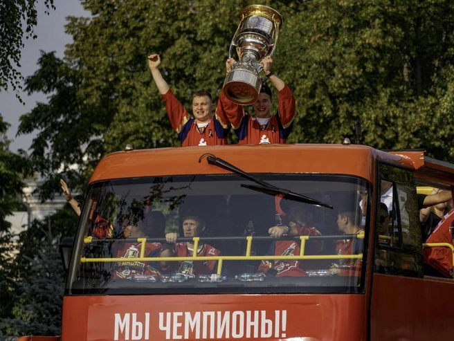 Хотя финал состоялся в мае, парад чемпионов прошел лишь в августе. | Источник: Кирилл Поверинов / 76.RU