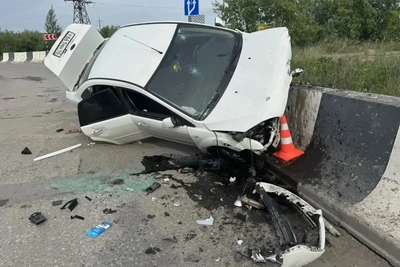Пьяный водитель в Тюмени врезался в блоки, в багажнике нашли человека