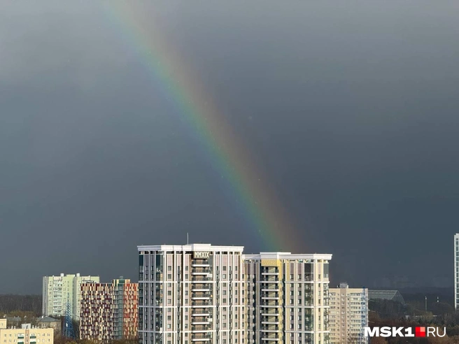 Разноцветная полоса рассекала хмурое небо | Источник: читатели MSK1.RU