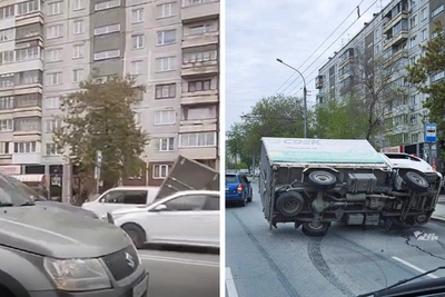 Малотоннажный грузовик завалился на легковую машину в Новосибирске