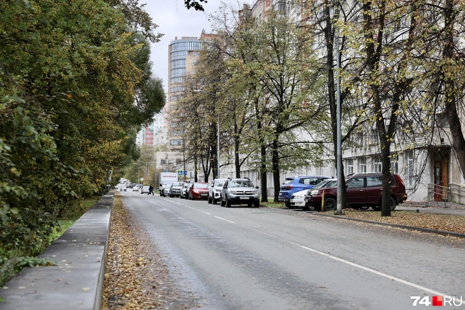 Желающих припарковаться находится немало. Но машины вдоль прерывистой линии не трогают | Источник: Михаил Шилкин
