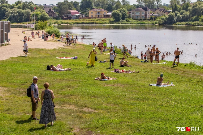 В жаркие дни жители городов тянутся к воде | Источник: Кирилл Поверинов / 76.RU