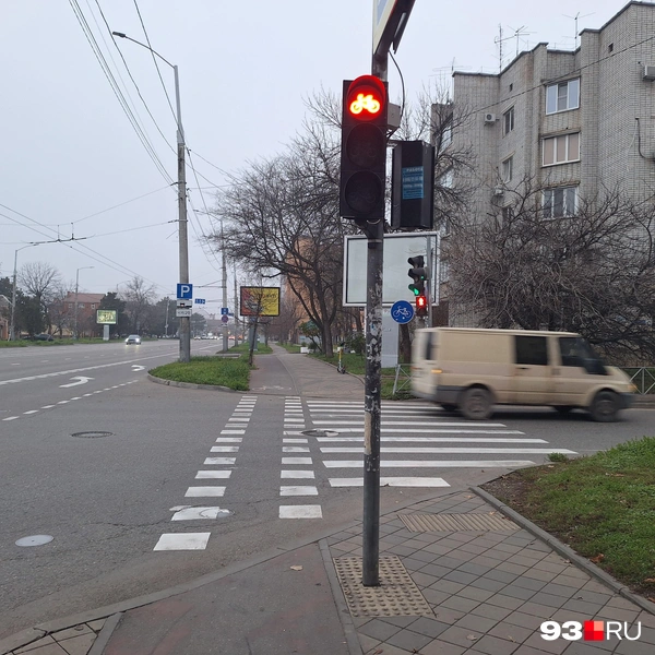 На велодорожке есть отдельные светофоры для велосипедистов | Источник: Максим Дмитриев / 93.RU