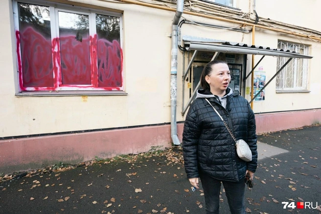 Светлане закрашивали окна в квартире уже дважды | Источник: Наталья Лапцевич