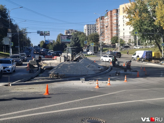 Судя по форме «островка безопасности», полоса останется только для выезда с улицы Пархоменко | Источник: читатели V1.RU