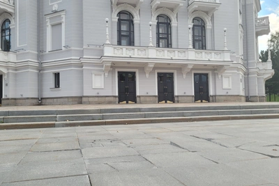 Екатеринбуржцы возмущены разбитой плиткой на проспекте Ленина