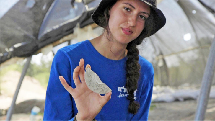 В Израиле школьница нашла 1500-летний керамический диск: как вы думаете, зачем он был нужен?